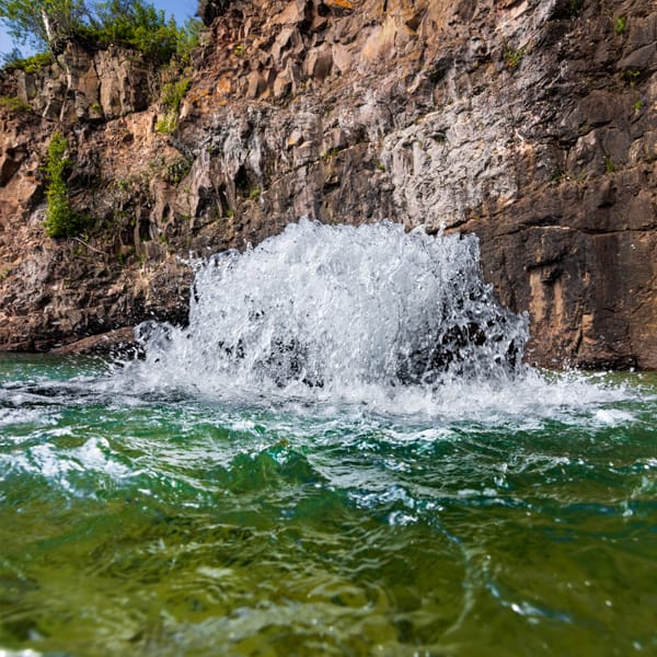 Aérateur de surface Kasco sur un plan d'eau