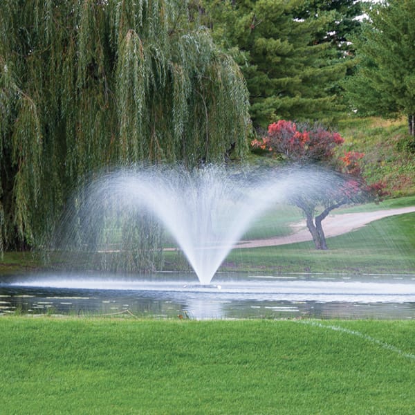 Fontaine flottante Kasco VFX sur un étang de golf
