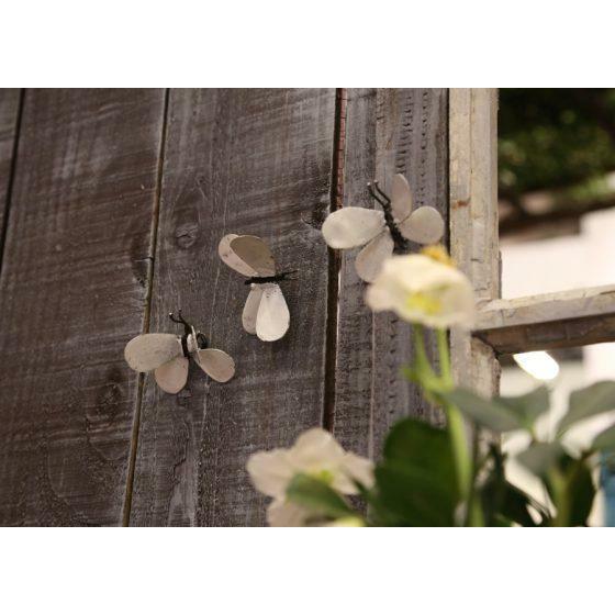 Arrosoir & Persil Papillon blanc à fixer - Insecte décoratif en métal recyclé 19007