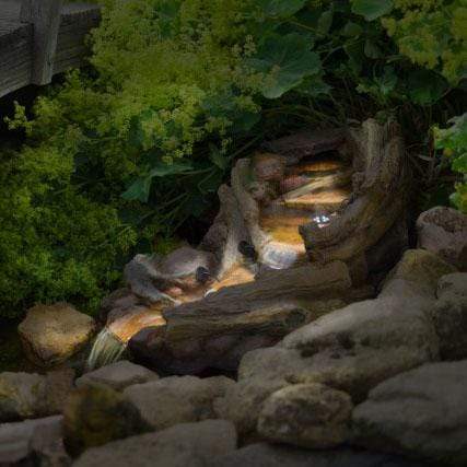 FOUDEBASSIN.COM UBBINK REVETÓN coude droit - cascade - polyrésine, 900l/h, tuyau transparent (Ø13 mm x 3 m), 3x(1x8) Leds blanc, coloris naturel branche d'arbre - H21 x 74 x 36 cm 8711465871044 1387104